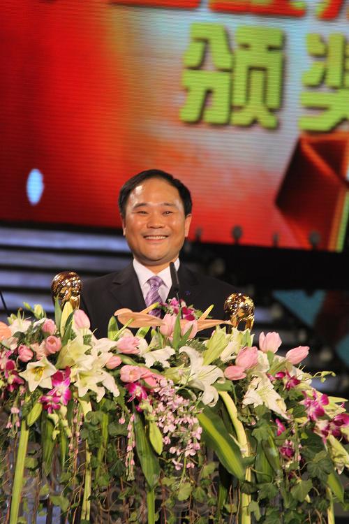 李书福董事长当选央视2009中国经济年度人物