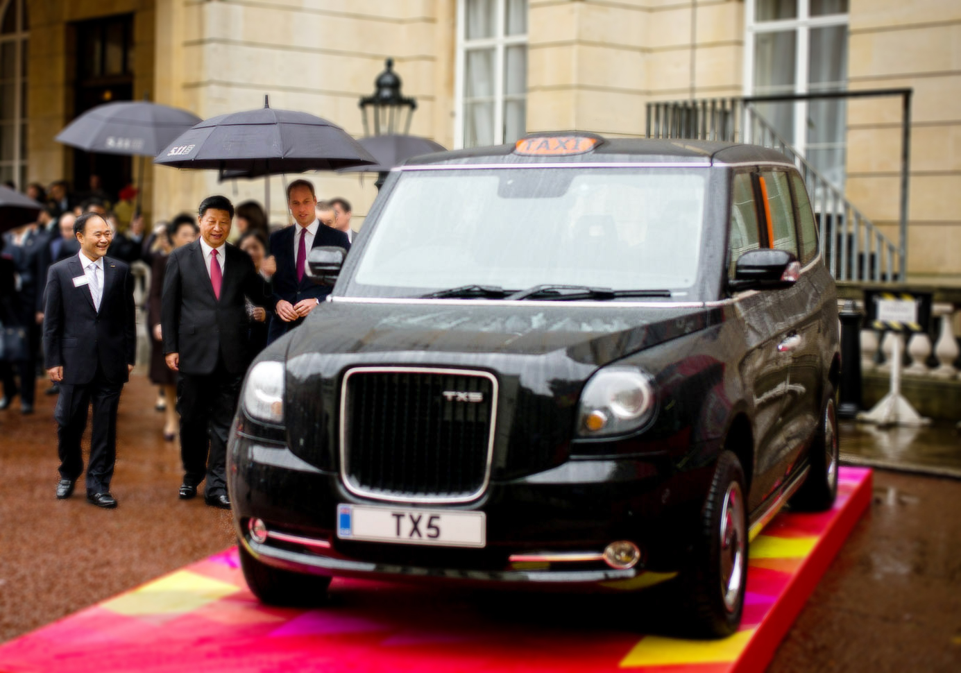 习近平主席访问英国期间参观全新一代具有零排放能力的伦敦出租车TX5